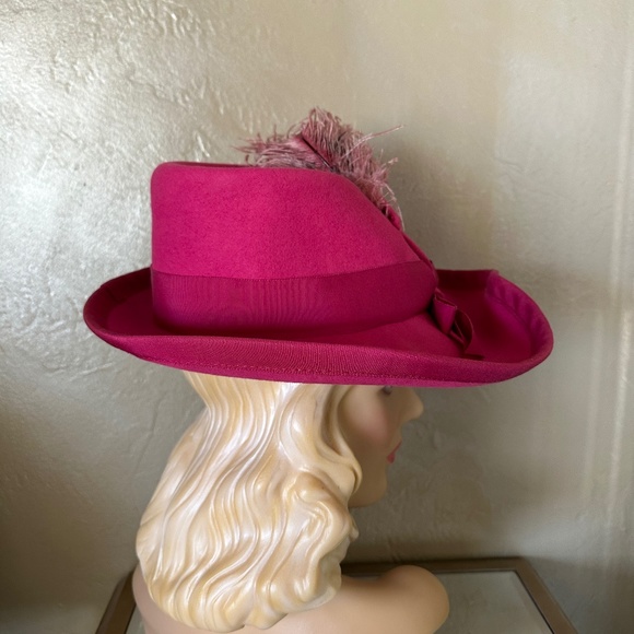 IMPORTED VINTAGE FUCHSIA FELT WIDE BRIM DEDORA WITH COORDINATING OSTRICH FEATHER main image 9